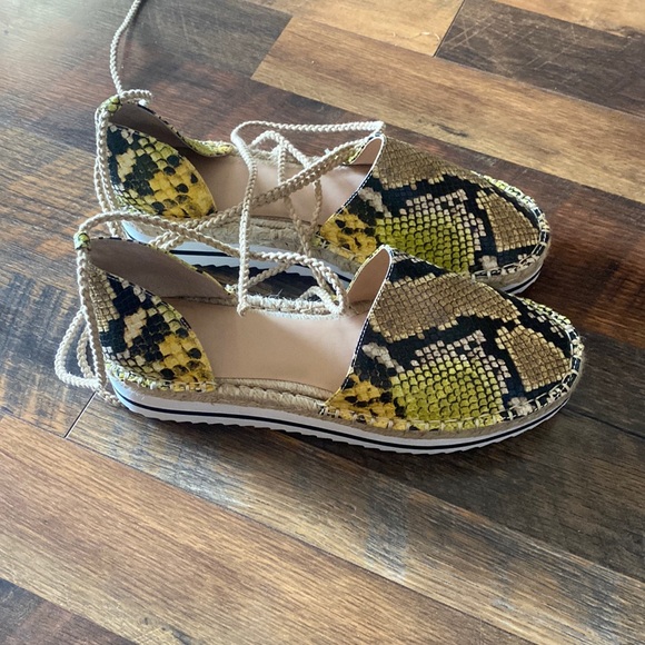 NWB J. Lo snakeskin print wrap around sandals size 8.5 - Picture 1 of 5